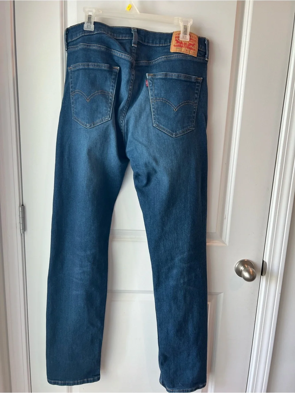 Classic Men's 505 Straight-Leg Levi’s Jeans in Dark Blue. 34 x 36